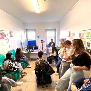 Le infermiere del SerD Simona Perrone e Lorena Tripodi spiegano alla classe il PAID (Programma ambulatoriale intensivo disintossicante per la dipendenza da alcol)
