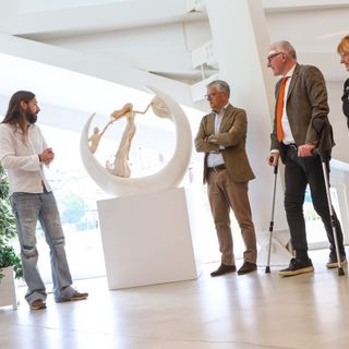 A sinistra l'artista Fabio Cornaz