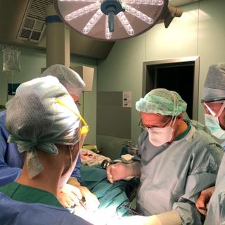 Un'immagine di sala chirurgica del &quot;Parini&quot; con il Dott. Millo e la sua équipe