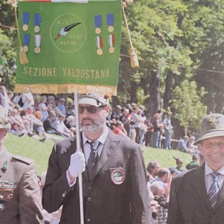 da sn: Generale di Brigata Giovanni Santo; Andrea Ruggeri, capogruppo Donnas-porta labaro; il capogruppo Aosta Carlo Gobbo