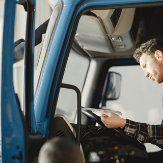 Merci pericolose su strada: l'importanza di affidarsi a trasportatori ADR specializzati