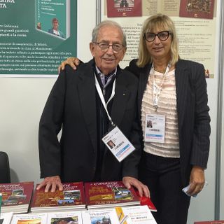 Cesare Verlucca con la figlia ad un Salone del Libro di Torino (forto archivio)