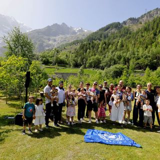 La Pigotta dell’Unicef e un ciliegio selvatico per festeggiare i 10 nati nel 2024 a Courmayeur