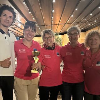 Da sx: Nicolò Di Marco istruttore di rafting FIRAFT, Rubina Grangeon, Tiziana Frassy (Vice Presidente di VIOLA), Laura Voyat e Franca Angela Aiello, le 4 violette