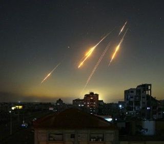 Il Papa: non abituarsi alla guerra. Respingere il fascino delle armi, si rischia la barbarie