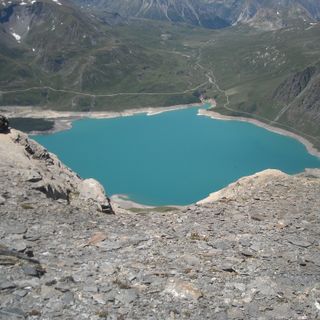Il lago del Moncenisio, dalie cime che stiamo percorrendo, non sembra vasto come è in realtà