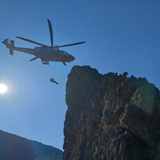 Sospeso tra cielo e roccia: Lodovico Marchisio, 78 anni, salvato sulla Rocca dei Corvi
