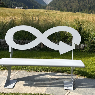 L’acciaio rinasce a Cogne: arriva la panchina Steelosa, simbolo del riciclo virtuoso