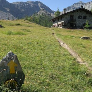 Trekeau, Covarey e rifugio Barbustel: trekking tra boschi e laghi alpini