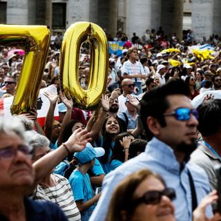 Il Papa: Dio ci ha salvati abbracciando la croce e mostrandosi maestro e amico