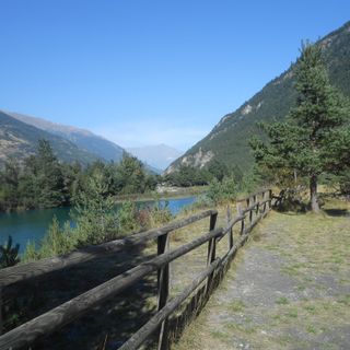 Lungo le sponde del lago (le foto sono di Roberta Maffiodo)