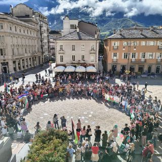 Manifestanti in piazza E. Chanoux