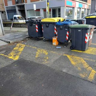 Ad Aosta anche i cassonetti per rifiuti occupano i parcheggi gialli
