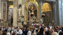 I santi non sono eroi ma testimoni dell’amore: il messaggio di Leone XIV nella Messa di canonizzazione