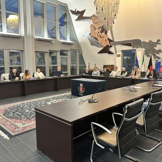 Bilancio, commissioni e accordi scolastici: il Consiglio di Saint-Vincent fa il punto  Sommario: