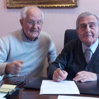Luigino Valle (sn) e don Ferruccio Brunod alla firma del contratto. Don Brunod è morto il 1 maggio 2022