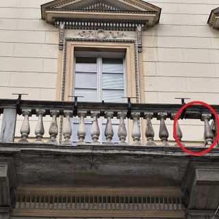 Aosta: Distacco di un elemento in pietra del balcone del Municipio