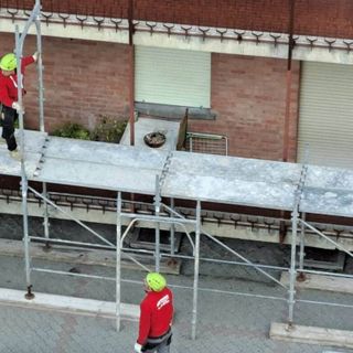 Sicurezza dimenticata sul ponteggio