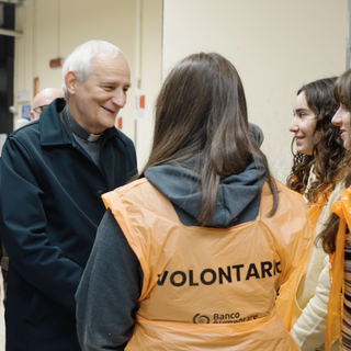 Il cardinale Zuppi con alcune volontarie