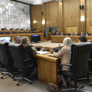 Autonomisti a destra, testoline e contraddizioni: la Valle d’Aosta alla prova del “governo rosso-nero”