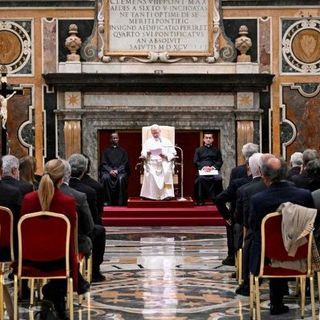 Il Papa: servono politiche che proteggano la dignità dei minori nell'era dell'IA