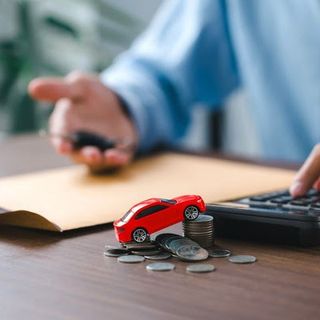 Automobilisti sotto tiro: diesel e assicurazioni faranno piangere il portafoglio nel 2026