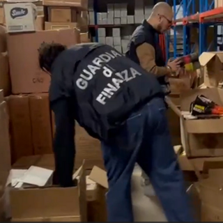 Gdf Torino sequestra oltre 3 tonnellate di fuochi d’artificio illegali, denunciati 4 responsabili