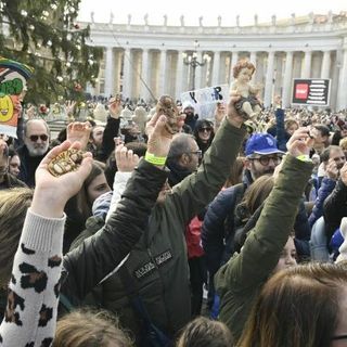 Il Papa: preghiamo perché tutti i bambini del mondo vivano in pace