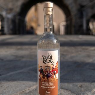 Una bottiglia come un ponte: alla Fiera di Sant’Orso la grappa che unisce tradizione e solidarietà