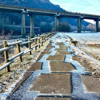 [17:57, 18/01/2026] Maurizio Moncada: Titolo: l’ombra sulla strada si congela .