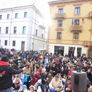 Piazza Roncas di Aosta si accende per la prima edizione del Carnevale dei bimbi