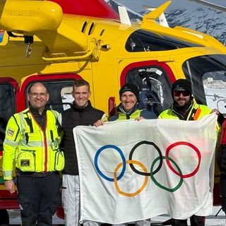 Con il cappello, Dott. Stefano Santoro nel team di elisoccorso