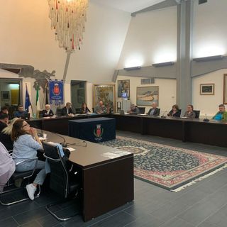 Pini, luminarie e conti: serata intensa in Consiglio a Saint-Vincent