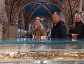Assisi, per la prima volta visibile il corpo di San Francesco: un mese di grazia nella Chiesa inferiore