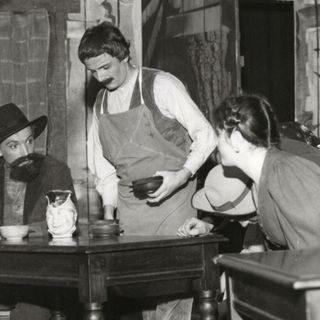 Un moment du spectacle de la 15ᵉ édition du Charaban, présentée au Théâtre Giacosa d’Aoste en 1978. On y reconnaît les acteurs Giorgio Celesia et Mile Danna