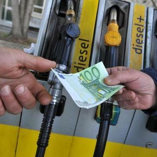 Carburanti e inflazione, marzo accelera ancora: famiglie sotto pressione