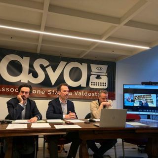 Al centro Alessandro Mano, segretario dell'Associazione Stampa Valdostana - FNSI.  A sn. Il tesoriere Thomas Piccot e a ds François domaine presidente dell'Assemblea