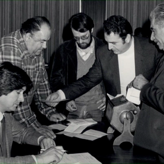 Nella foto con la  camicia a quadri Attlio Rollando in Consiglio Valle durante uno scrutinio