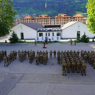 Il presonale del Centro Addestramento Alpino schierato (ph.CAA)