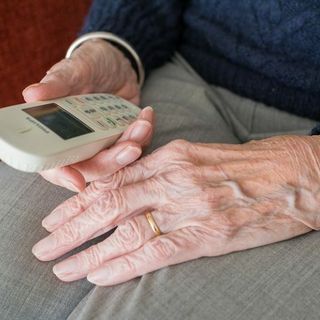 ALLARME TRUFFE AGLI ANZIANI: FALSIFICANO L’USL, DENUNCIA CONTRO IGNOTI
