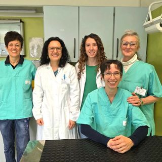 Nella foto da sx le veterinarie: Giovanna Villa, Sara Trovero, Giulia Mochettaz, Maria Claudia Vincenti e Caterina Abate (in primo piano)