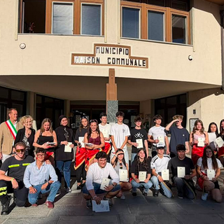 Con il gruppo 19 coscritti presenti,  da sin. Comandante Carabinieri di Nus, Consigliera Graziella Biscardi, Assessore Aldo Roux, Sindaco e Laura Ottolenghi, accosciato Gael Giansoldati (VVF) e a destra il Vice Sindaco