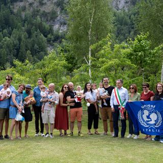 Courmayeur celebra i sei nuovi nati del 2025: tra Pigotte Unicef, ciliegi piantati e comunità che cresce ai piedi del Monte Bianco