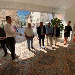 Il presidente della Chambre, Roberto Sapia, taglia il nastro che apre Aosta in Festa 2022