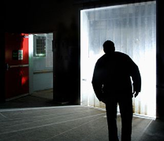 L'uomo si era appostato sotto casa della sua ex (immagine di repertorio)