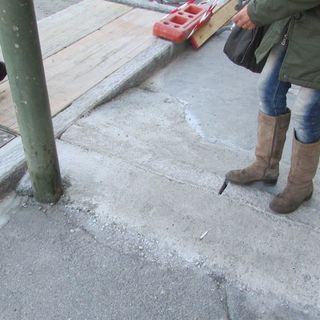 Una 'cunetta' attraversa il marciapiede