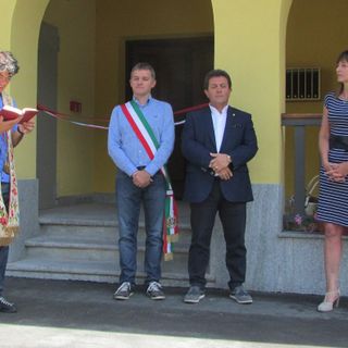 Il parroco di Arvier benedice la struttura alla presenza della presidente dell'Arer, Patrizia Diemoz, dell'assessore Mauro Baccega e del sindaco di Arvier, Mauro Lucianaz