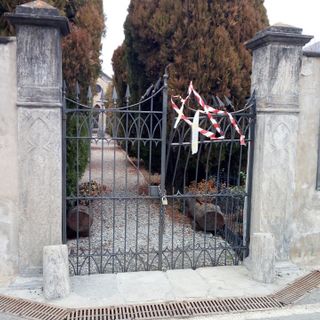 L'incerottato cancello del cimitero di Sant'Orso L'incerottato cancello del cimitero di Sant'Orso