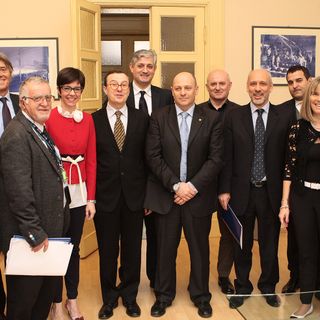 Foto gruppo firmatari importante accoido