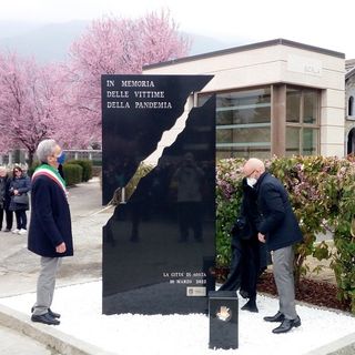 La stele al cimitero di Aosta che commemora le vittime del covid